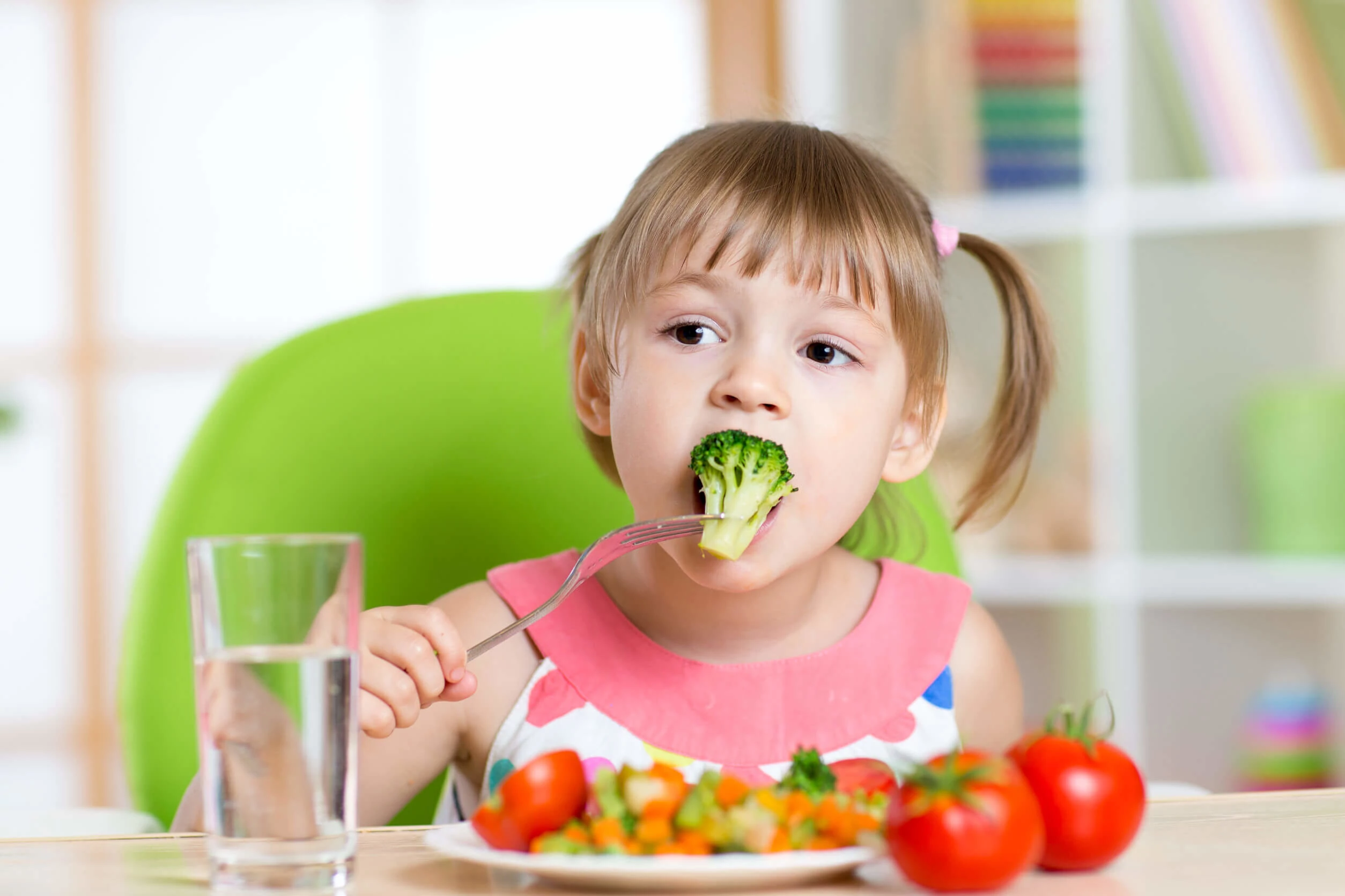 niña comida saludable